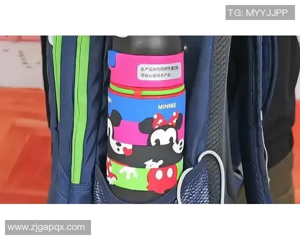 时尚男孩必备小学生足球星书包 轻便大容量校园背包让学习更有动力